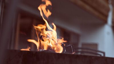 Lagerfeuer deluxe: Zuerst im Winter wandern in Kitzbüheln, dann am wärmenden Feuer entspannen.© Hotel Sonnalp