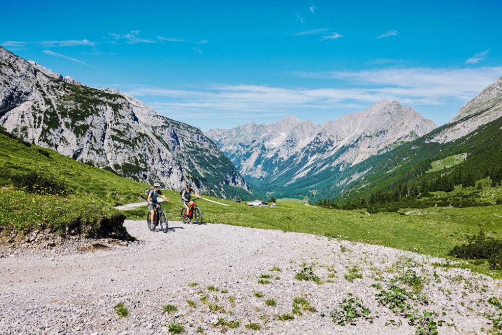Das Karwendelhaus im Alpenpark Karwendel: Mit Bike oder zu Fuß erreichbar.
