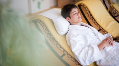 Entspannung für Frauen, die alleine reisen, findet sich im Spa des Tiroler Wanderhotels Leutascherhof.© Biohotel Leutascherhof