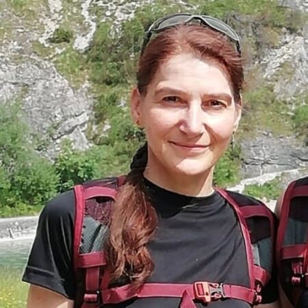 Marion liebt die Tiroler Berge und das Wandern in Seefeld, deshalb ist sie Wanderhotels-Wanderconcierge.© Biohotel Leutascherhof