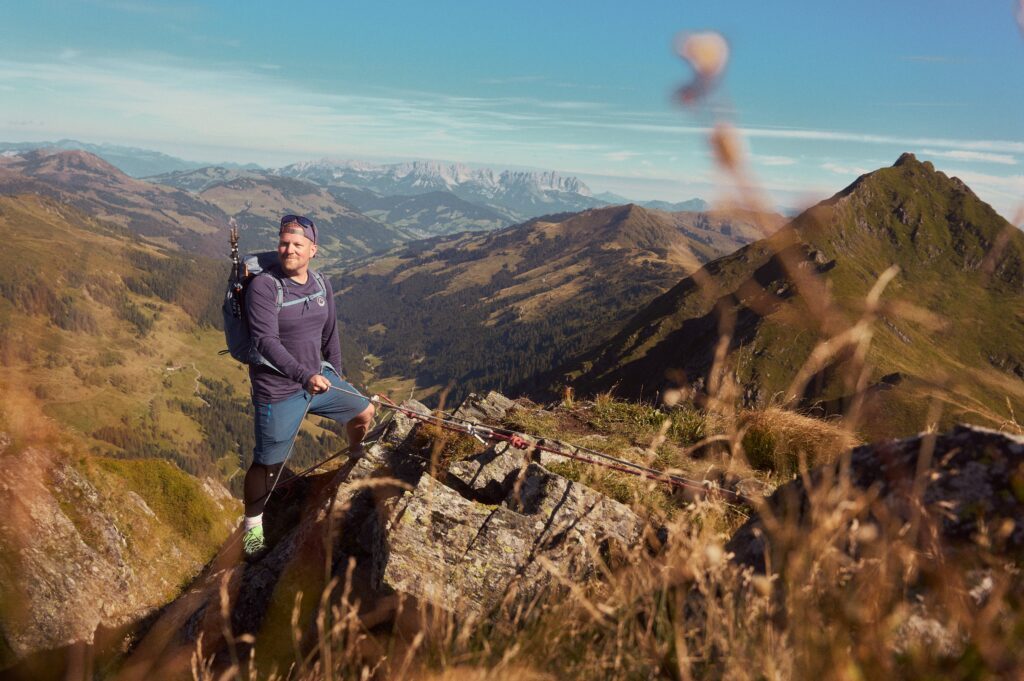 Wanderhotel-Wanderconcierge Stefan zeigt die schönsten Wanderungen in Kirchberg in Tirol.