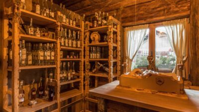 Weinlager im historischen Gratznhäusl beim Wanderurlaub in Südtirol© Erlebnisort Gassenhof