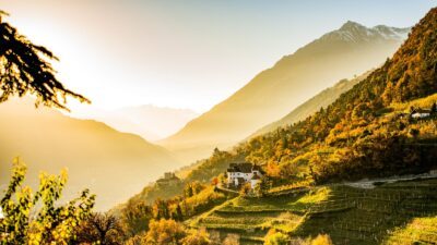 Wandern im Herbst in den Weingärten Südtirols rund um das Dorf Tirol beim Wanderhotel Golserhof© Karlheinz Sollbauer Wandern im Herbst in den Weingärten Südtirols rund um das Dorf Tirol beim Wanderhotel Golserhof© Karlheinz Sollbauer