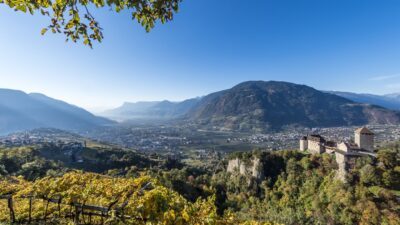Schloss Tirol beim Herbstwandern in Südtirol beim Wanderurlaub im Wanderhotel Golserhof© Hannes Niederkofler Schloss Tirol beim Herbstwandern in Südtirol beim Wanderurlaub im Wanderhotel Golserhof© Hannes Niederkofler