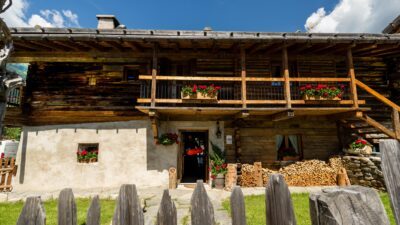 Im historische Gratznhäusl kann man beim Wanderurlaub im Eisacktal außergewöhnlich übernachten