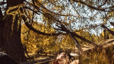 Rast beim Herbstwandern unter 500-jährigen Lärchen im Zedlacher Paradies, Osttirol.© TVB Osttirol, Attic Film GmbH Rast beim Herbstwandern unter 500-jährigen Lärchen im Zedlacher Paradies, Osttirol.© TVB Osttirol, Attic Film GmbH