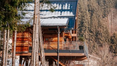 Das Baumhaus von Wanderhotel Gassner beim Wanderurlaub in Salzburger Land im Frühling.© Sebastian Zier