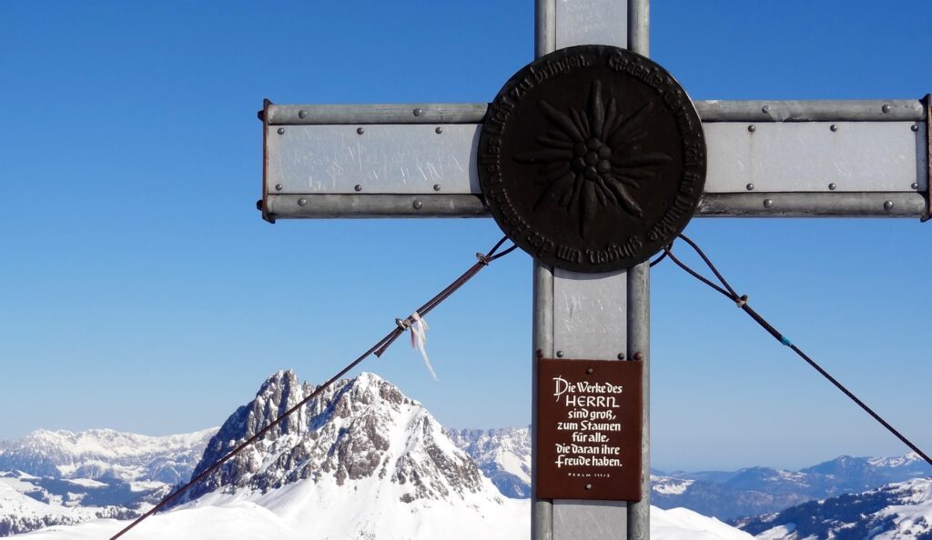 Gipfelkreuz Wildkogel bei geführter Schneeschuhwanderung vom Wanderhotel Kirchner in Salzburg