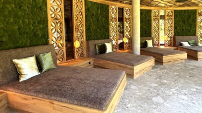 Bequeme, gepolsterte Ruheligen im Kristall, adults only hotel in Tirol.