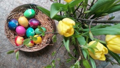 Osterferien im Südtiroler Hotel Tonzhaus mit bunten EIern.© Tonzhaus